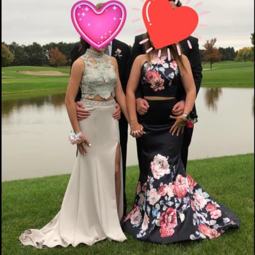 PROM/HOMECOMING DRESS - Picture 2 of 4